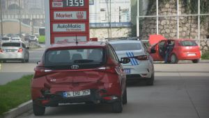 Kocaeli’de 3 araç kazaya karıştı: 2 yaralı