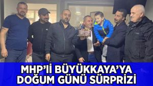 MHP'li Büyükkaya'ya doğum günü sürprizi