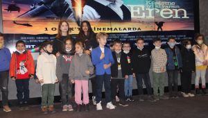 Minik oyuncu sınıf arkadaşlarıyla birlikte 