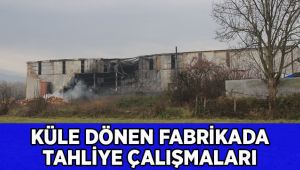 Plastik fabrikasında malzeme tahliyeleri sürüyor