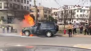 Seyir halindeki cip alev alev yandı