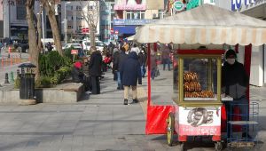 Seyyar satıcılar, soğuk havada zorlu iş mesaisinde