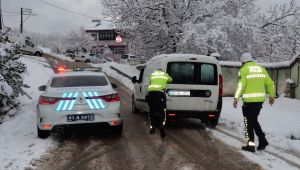 Sürücülerin yardımına polis ekipleri koştu