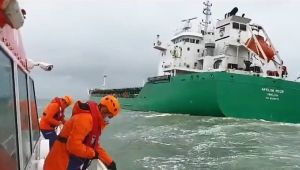 Tahliye talebinde bulunan gemideki çalışan kurtarıldı