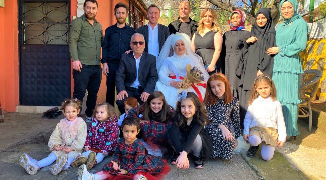 8 torun, 4 çocuk sahibi çift yeniden gelinlik ve damatlık giydi