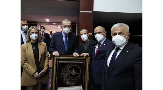 Cumhurbaşkanı Erdoğan'a Hereke halısı ve el yazması Kuran-ı Kerim takdim edildi