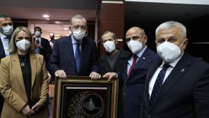 Cumhurbaşkanı Erdoğan'a Hereke halısı ve el yazması Kuran-ı Kerim takdim edildi