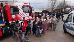 Evi kundaklayıp, ekiplerin üstüne yürüdüler