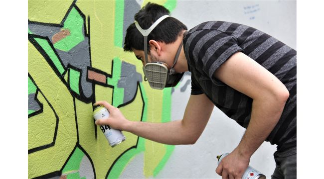 Fabrikada işçi, sokakta sanatçı