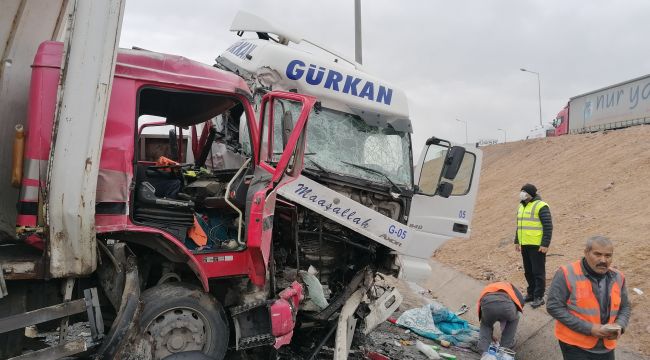 Gebze'de tır kamyonla kafa kafaya çarpıştı: 2 yaralı