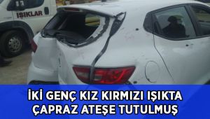 İki genç kız, kırmızı ışıkta çapraz ateşe tutulmuş