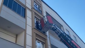 Yaşlı kadın için camdan içeri girdiler