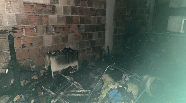 Alev alev yanan ev kullanılamaz hale geldi