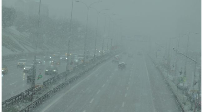 Ani başlayan kar yağışı sise neden oldu, sürücüler zorlandı!