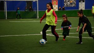 Anneler, futbolcu kızları için sahaya indi
