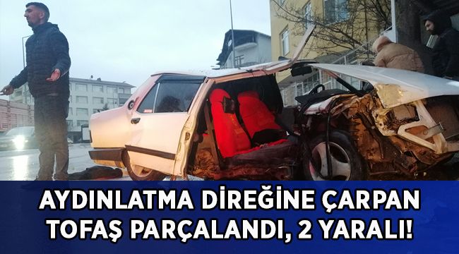 Aydınlatma direğine çarpan Tofaş parçalandı: 2 yaralı
