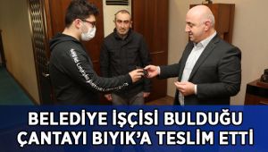 Belediye işçisi bulduğu parayı Başkan Bıyık’a teslim etti