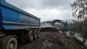 Dereye dökülen 40 ton atık kaldırıldı