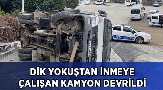 Dik yokuştan geri geri inmeye çalışan kamyonet devrildi: 2 yaralı