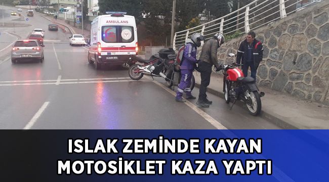 Islak zeminde kayan motosikletin sürücüsü yaralandı
