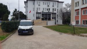 Kadın polis yanlışlıkla kendini bacağından yaraladı