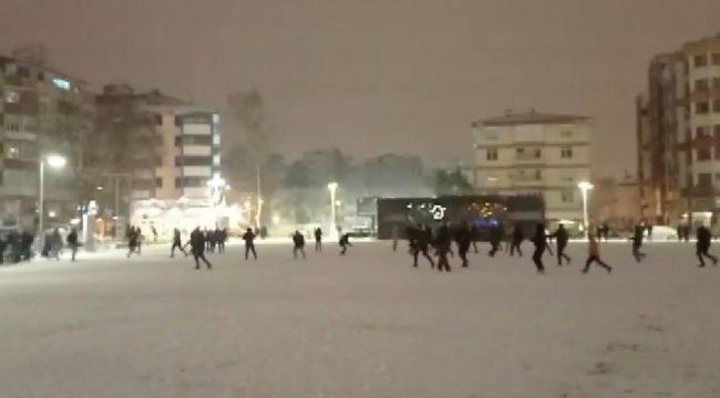 Kocaeli'de yüzlerce kişi aynı anda kar topu oynadı