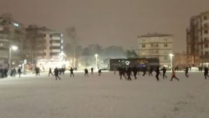 Kocaeli'de yüzlerce kişi aynı anda kar topu oynadı