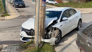 Kontrolden çıkan otomobil direğe girdi