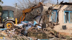 Körfez'de metruk binalar yıkılıyor