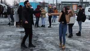 Onlarca kişi karda oyun havasıyla eğlendi