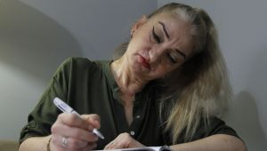 Onu yıllarca sırtında taşıyan babası için kitap yazdı