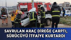 Savrulan otomobil direğe çarptı, sıkışan sürücüyü itfaiye kurtardı