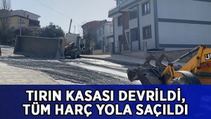 Tırın kasası devrildi, tüm harç yola saçıldı