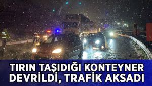 Tırın taşıdığı konteyner devrildi, D-100 ulaşıma kapandı