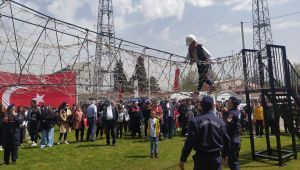 23 Nisan çocukları komando parkurunda ter döktü