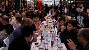 Bu sokakta 6 yıldır iftar sofrası kuruluyor