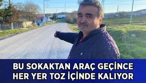 Bu sokaktan araç geçince her yer toz içinde kalıyor