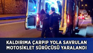 Kaldırıma çarpıp yola savrulan motosiklet sürücüsü yaralandı