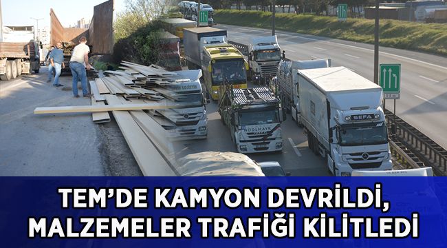 Kamyon devrildi, yola saçılan malzemeler trafiği kilitledi