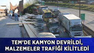 Kamyon devrildi, yola saçılan malzemeler trafiği kilitledi