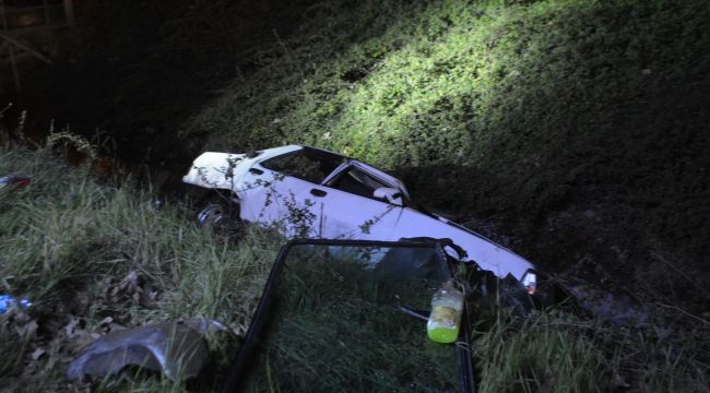 Kazaya karışan otomobil su kanalına düştü