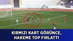 Kırmızı kart görünce, hakeme top fırlattı