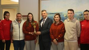 Sezer şampiyon kızlara başarılar diledi