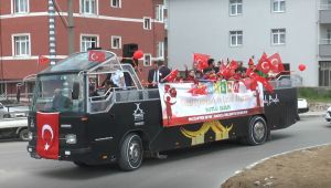 Üstü açık otobüse binen çocuklar 23 Nisan coşkusu yaşadı