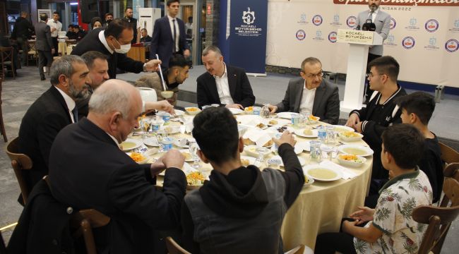 Yetimler günü iftarına yüzlerce kişi katıldı