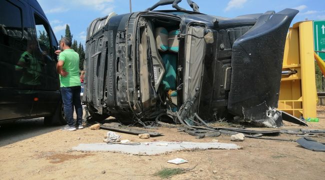 Bariyerlere çarpan hafriyat yüklü kamyon devrildi