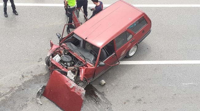 Bariyerlere çarpan otomobil hurdaya döndü