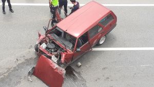 Bariyerlere çarpan otomobil hurdaya döndü
