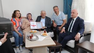 Binali Yıldırım'ı kolundan tutup çaya götürdü
