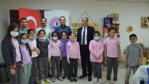 Bu kütüphanedeki her eşya atık malzemelerden yapıldı
